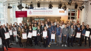 Die Gewinner der Auszeichnung "KüchenInnovation des Jahres® 2019". Weiterer Text über ots und www.presseportal.de/nr/102953 / Die Verwendung dieses Bildes ist für redaktionelle Zwecke honorarfrei. Veröffentlichung bitte unter Quellenangabe: "obs/Kücheninnovationspreis/Jochen Kratschmer"