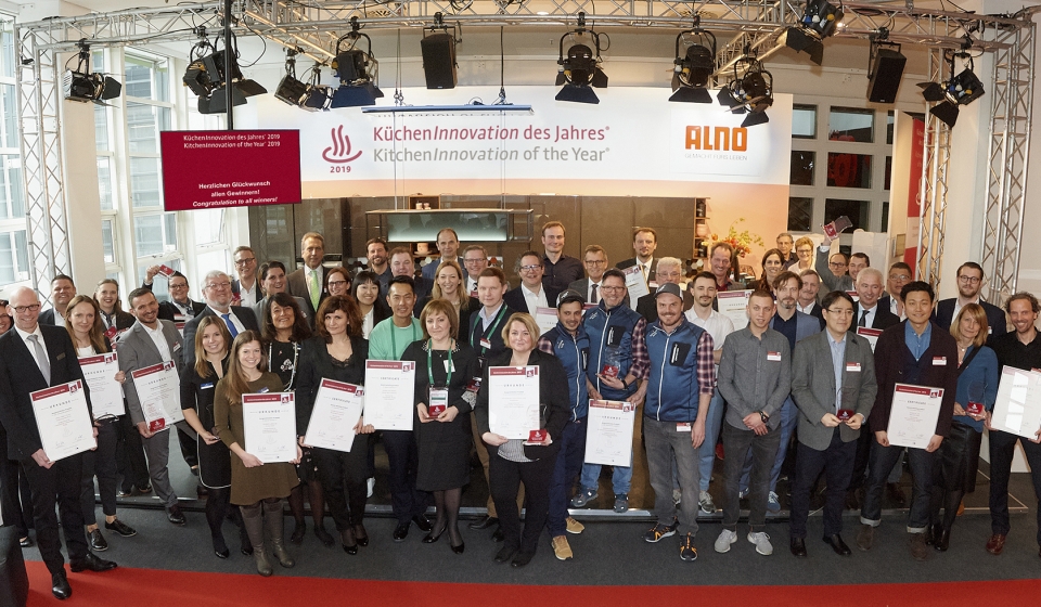 Die Gewinner der Auszeichnung "KüchenInnovation des Jahres® 2019". Weiterer Text über ots und www.presseportal.de/nr/102953 / Die Verwendung dieses Bildes ist für redaktionelle Zwecke honorarfrei. Veröffentlichung bitte unter Quellenangabe: "obs/Kücheninnovationspreis/Jochen Kratschmer"